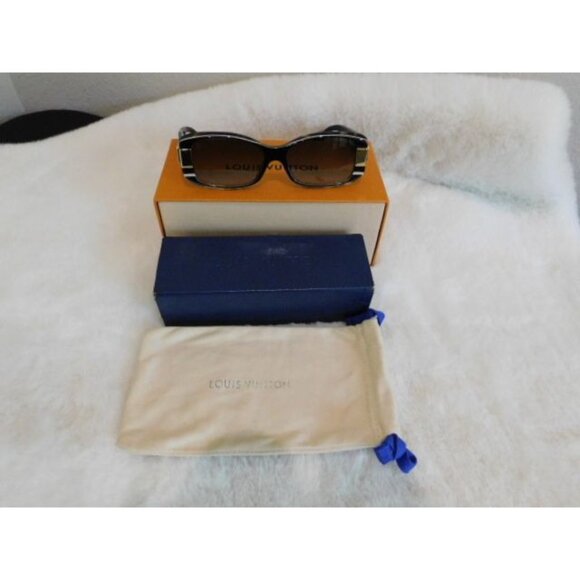 Louis Vuitton Black Women\'s Sunglasses Z1390w Gold Hardware main image 12